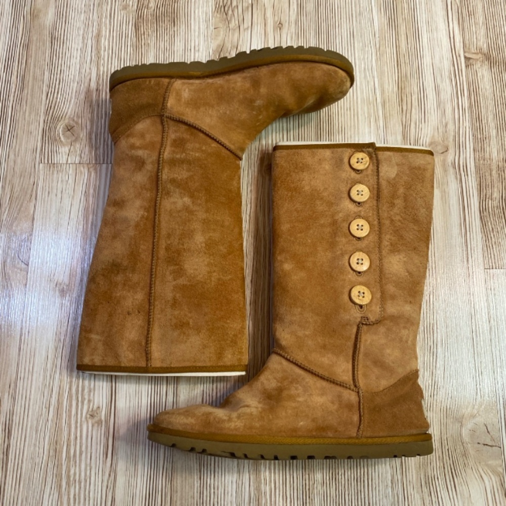 UGG Australia Lo Pro Button Fold over size 6.5